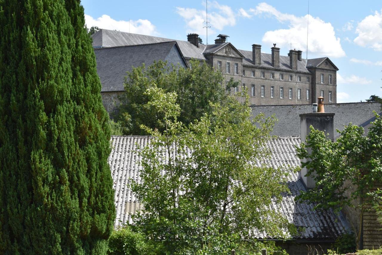 Gites In Le Neufbourg -Mortain Buitenkant foto