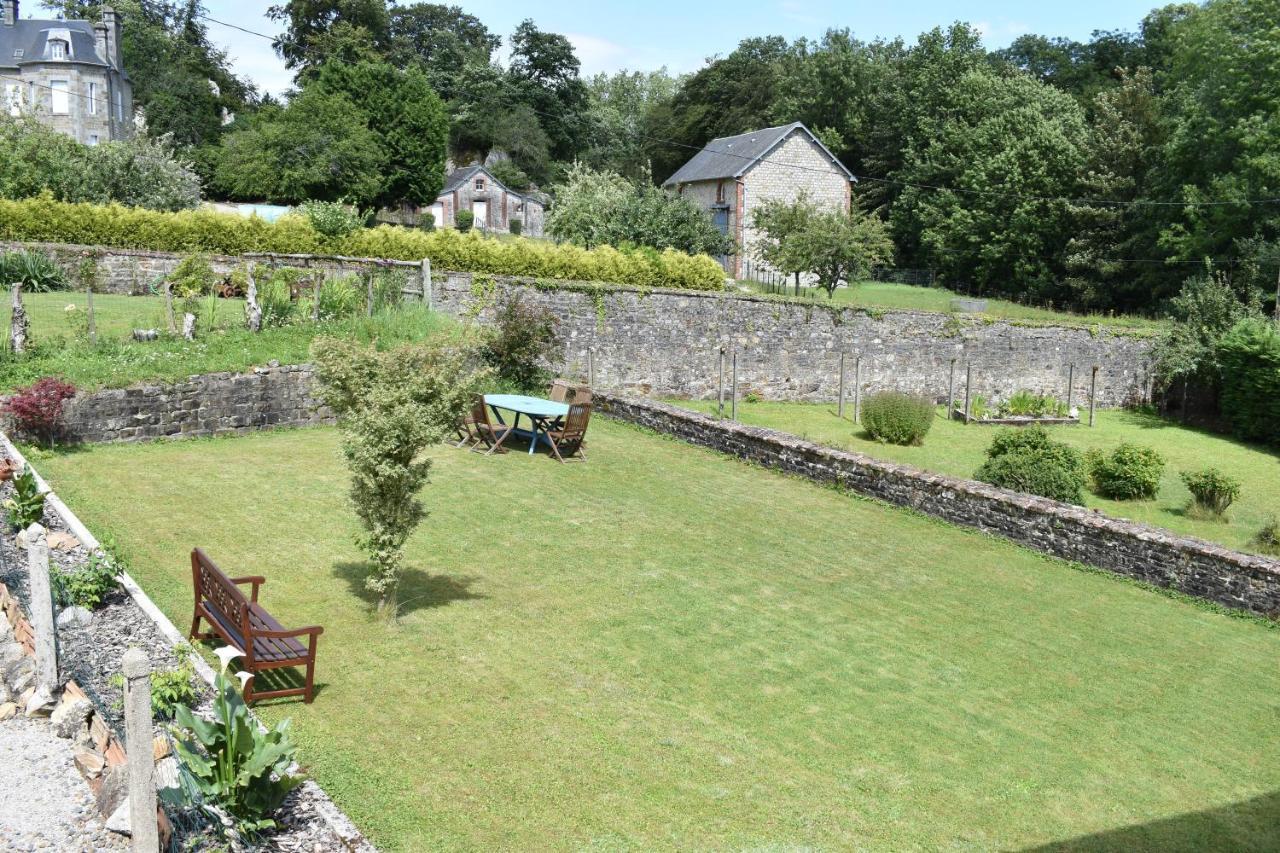 Gites In Le Neufbourg -Mortain Buitenkant foto